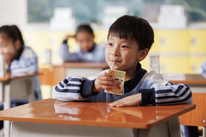 球：用学生奶连接健康桥梁尊龙人生就是博从教室到全